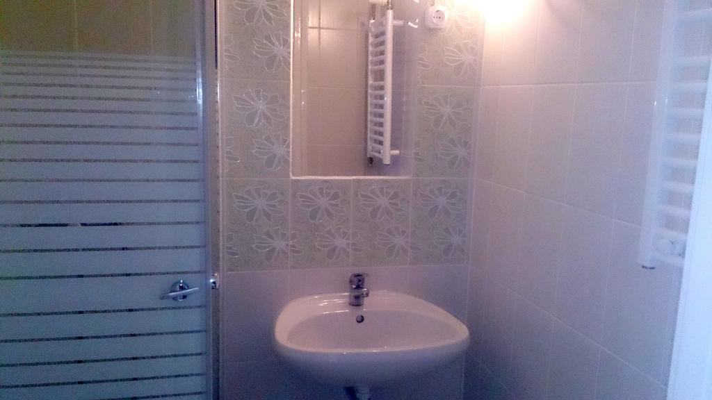 Pelikan Vendeghaz Hotel Szolnok Buitenkant foto