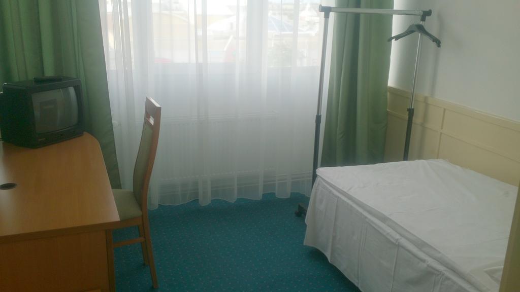 Pelikan Vendeghaz Hotel Szolnok Buitenkant foto
